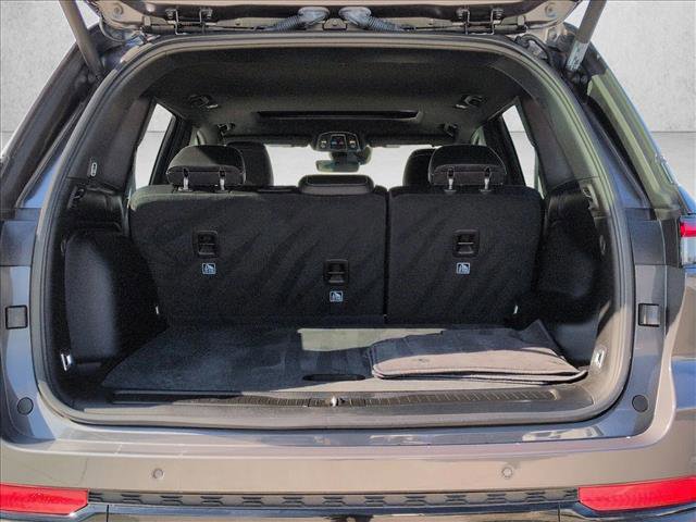 Used 2025 Jeep Grand Cherokee Laredo image 6