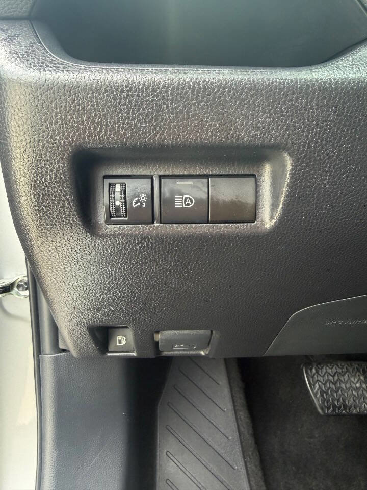 Used 2025 Toyota RAV4 XLE AWD/4WD image 19