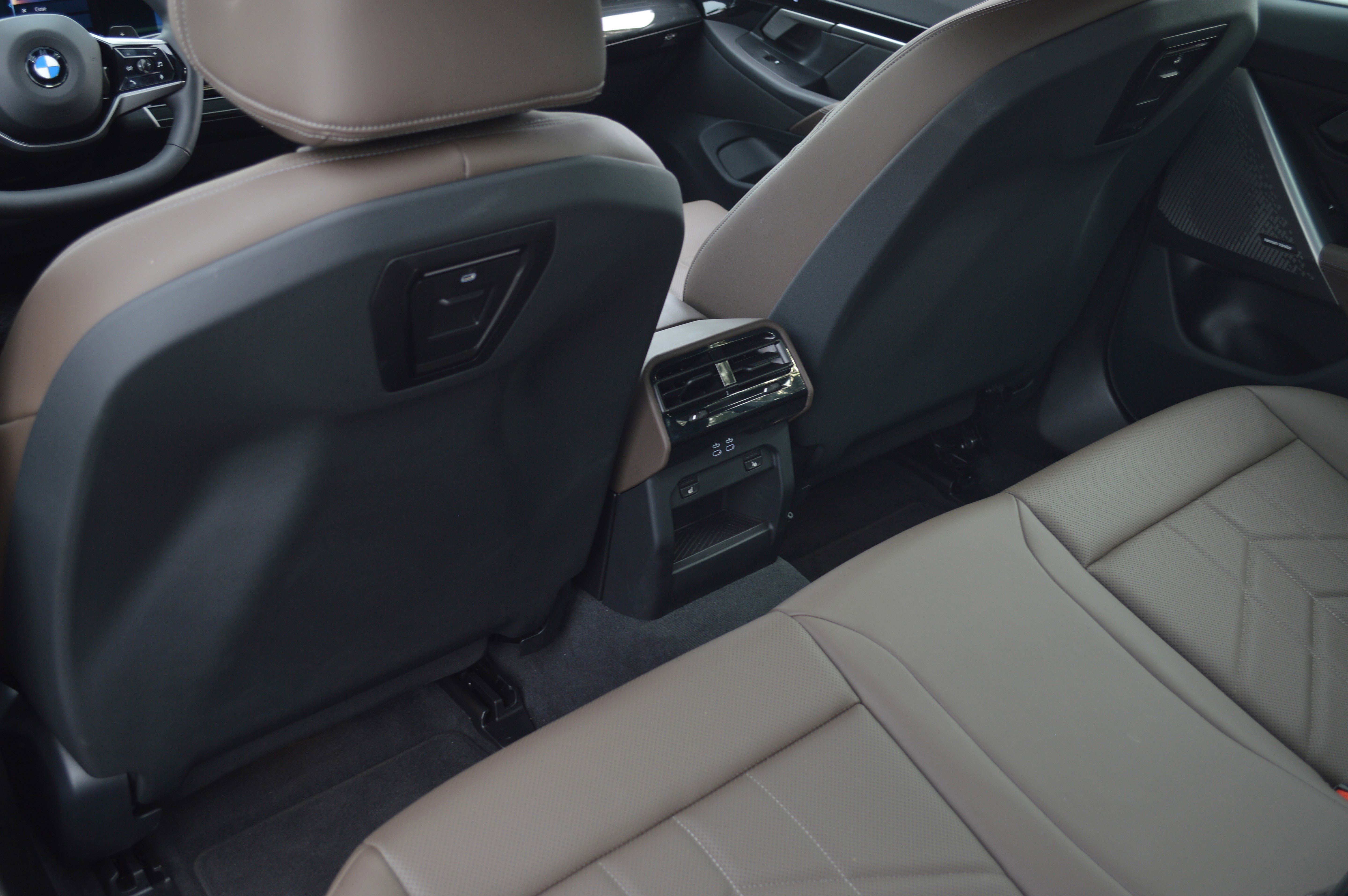 Used 2025 BMW 530i xDrive w/ Premium Package image 29