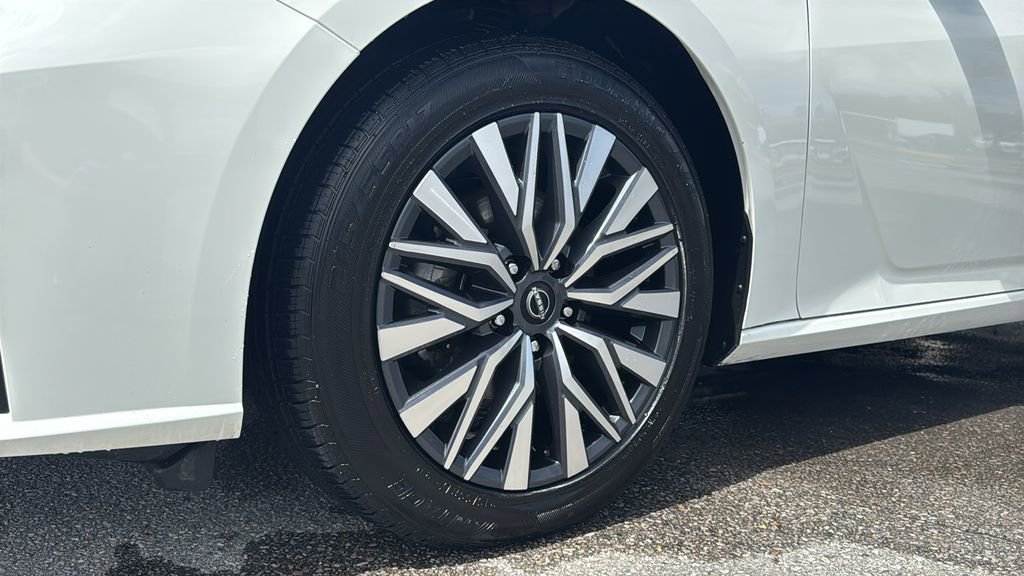 Used 2025 Nissan Altima 2.5 SV FWD image 9