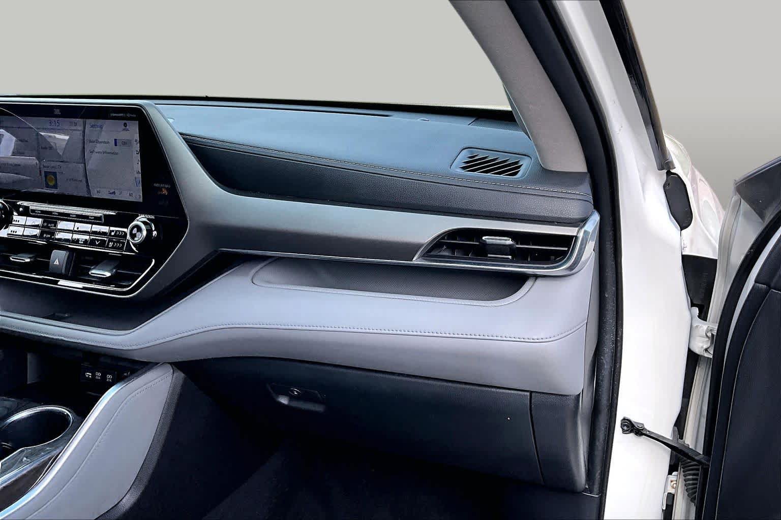Used 2020 Toyota Highlander Limited FWD image 19