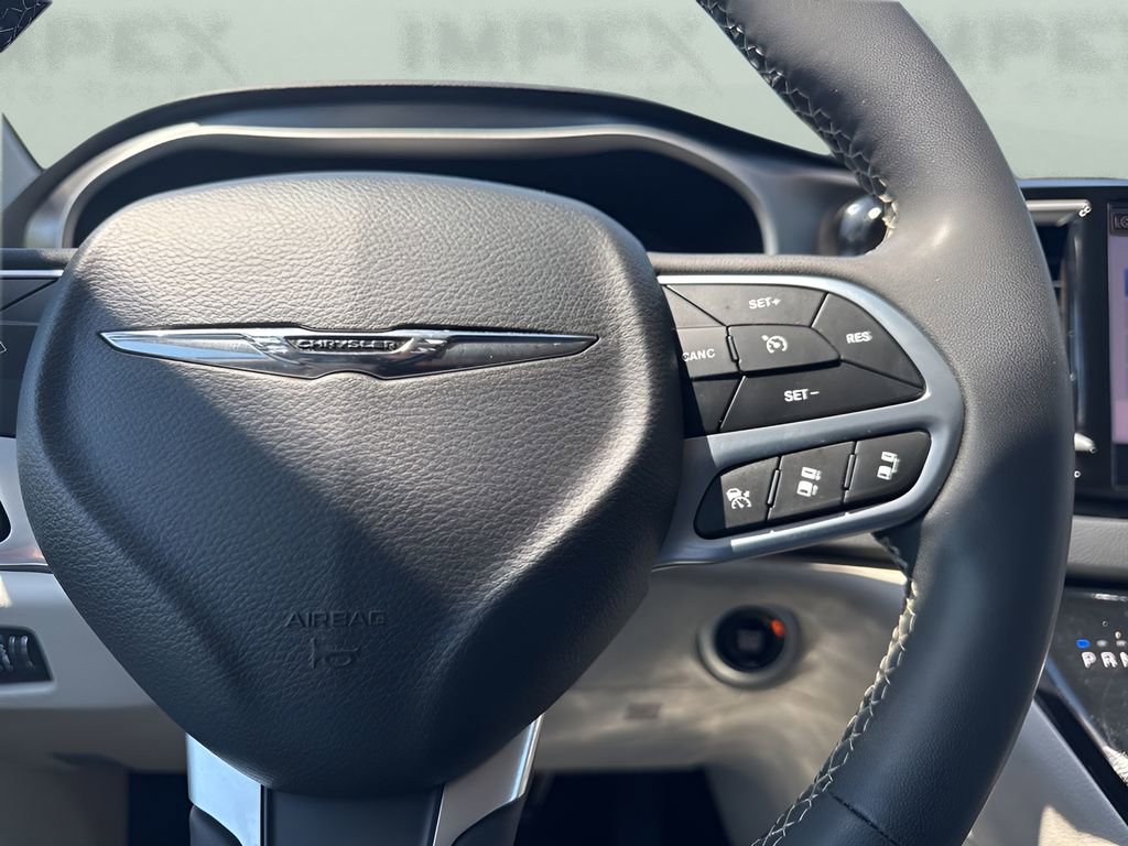 Used 2023 Chrysler Pacifica Touring-L image 15