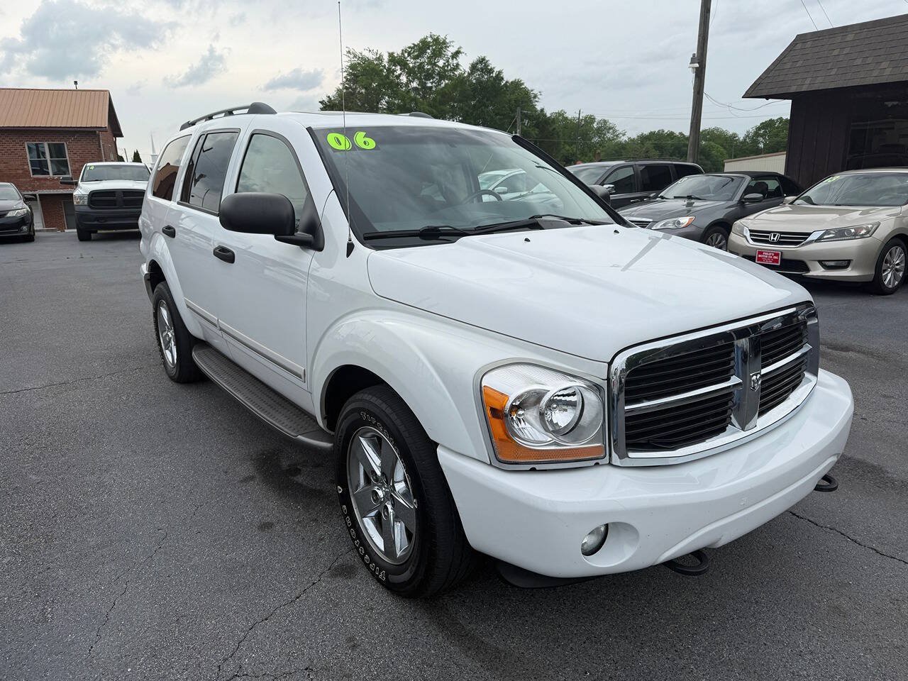 Used 2006 Dodge Durango Limited w/ Travel Convenience Group AWD/4WD image 2