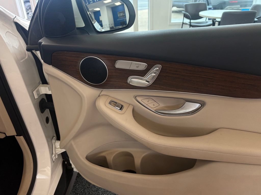 Used 2021 Mercedes-Benz GLC 300 4MATIC image 29