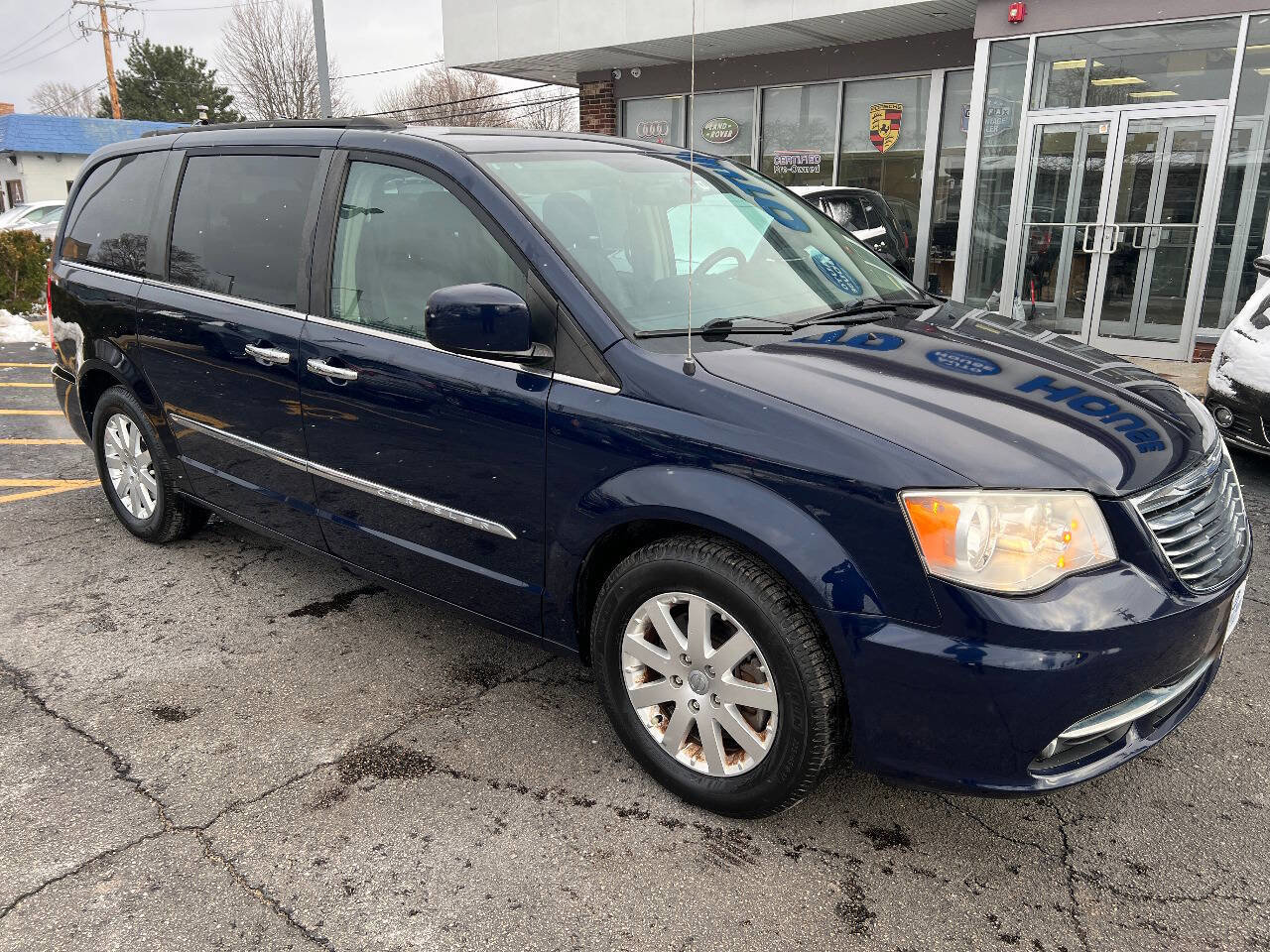 Used 2015 Chrysler Town & Country Touring w/ Driver Convenience Group image 4