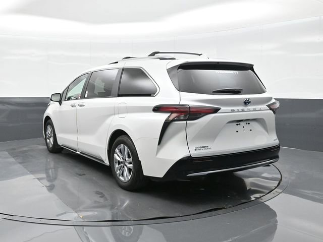 Used 2025 Toyota Sienna Limited image 8