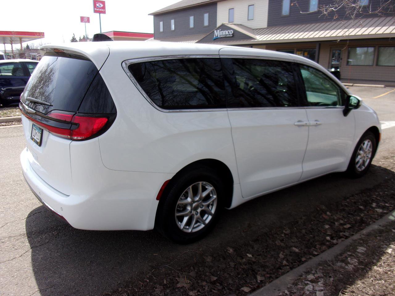 Used 2023 Chrysler Pacifica Touring-L image 5