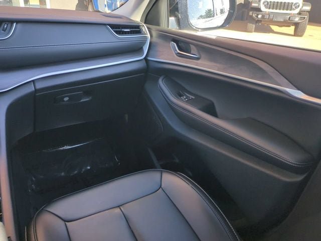Used 2023 Jeep Grand Cherokee L Limited AWD/4WD image 17