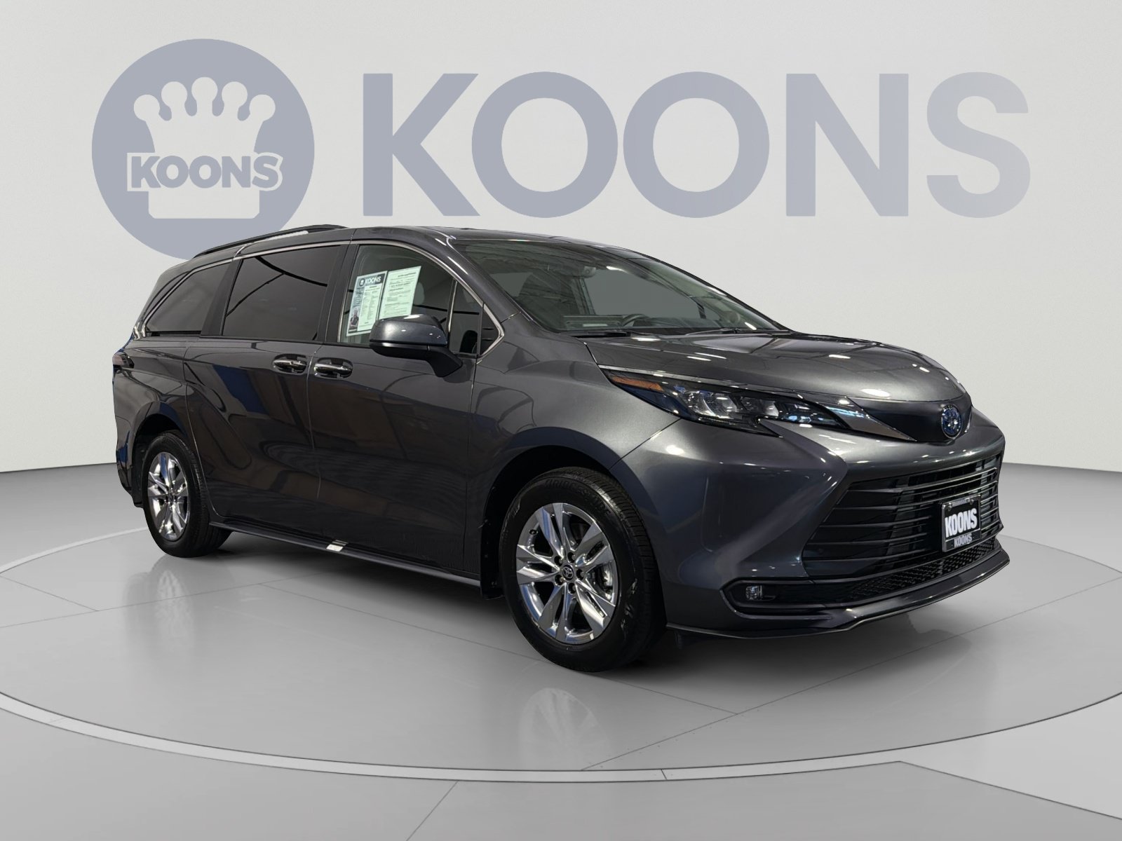 Used 2025 Toyota Sienna XLE w/ XLE Plus Package FWD image 5