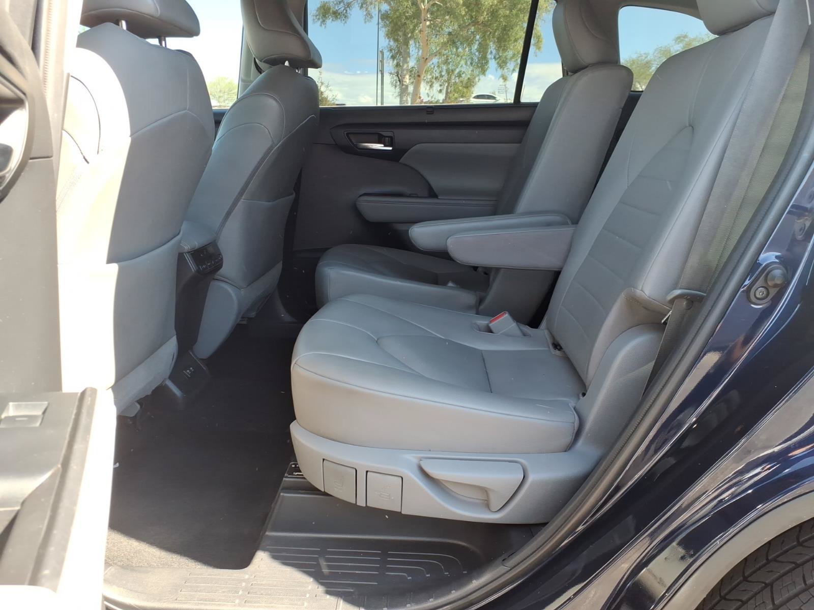 Used 2020 Toyota Highlander XLE FWD image 15