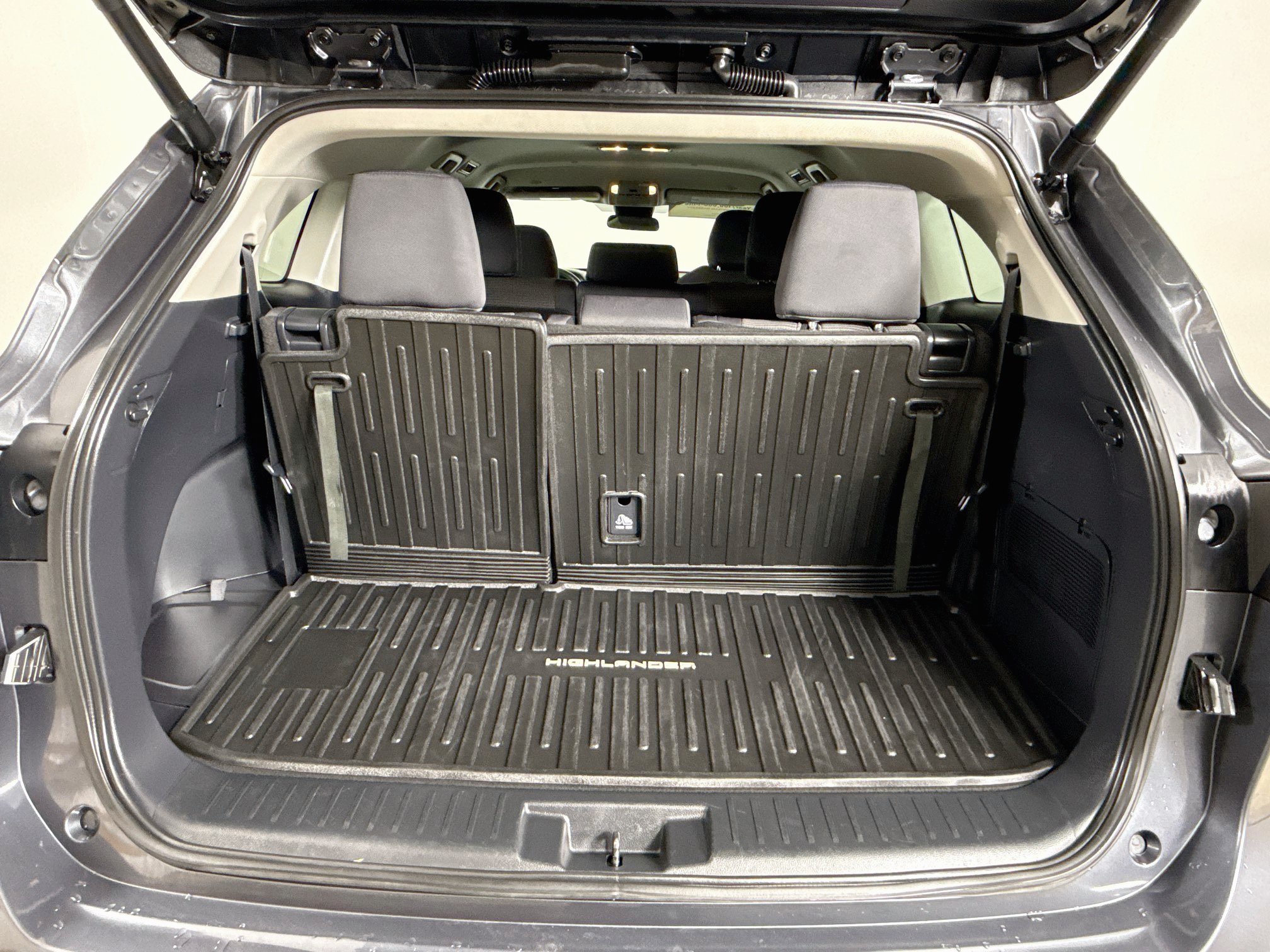 Used 2025 Toyota Highlander LE AWD/4WD image 26