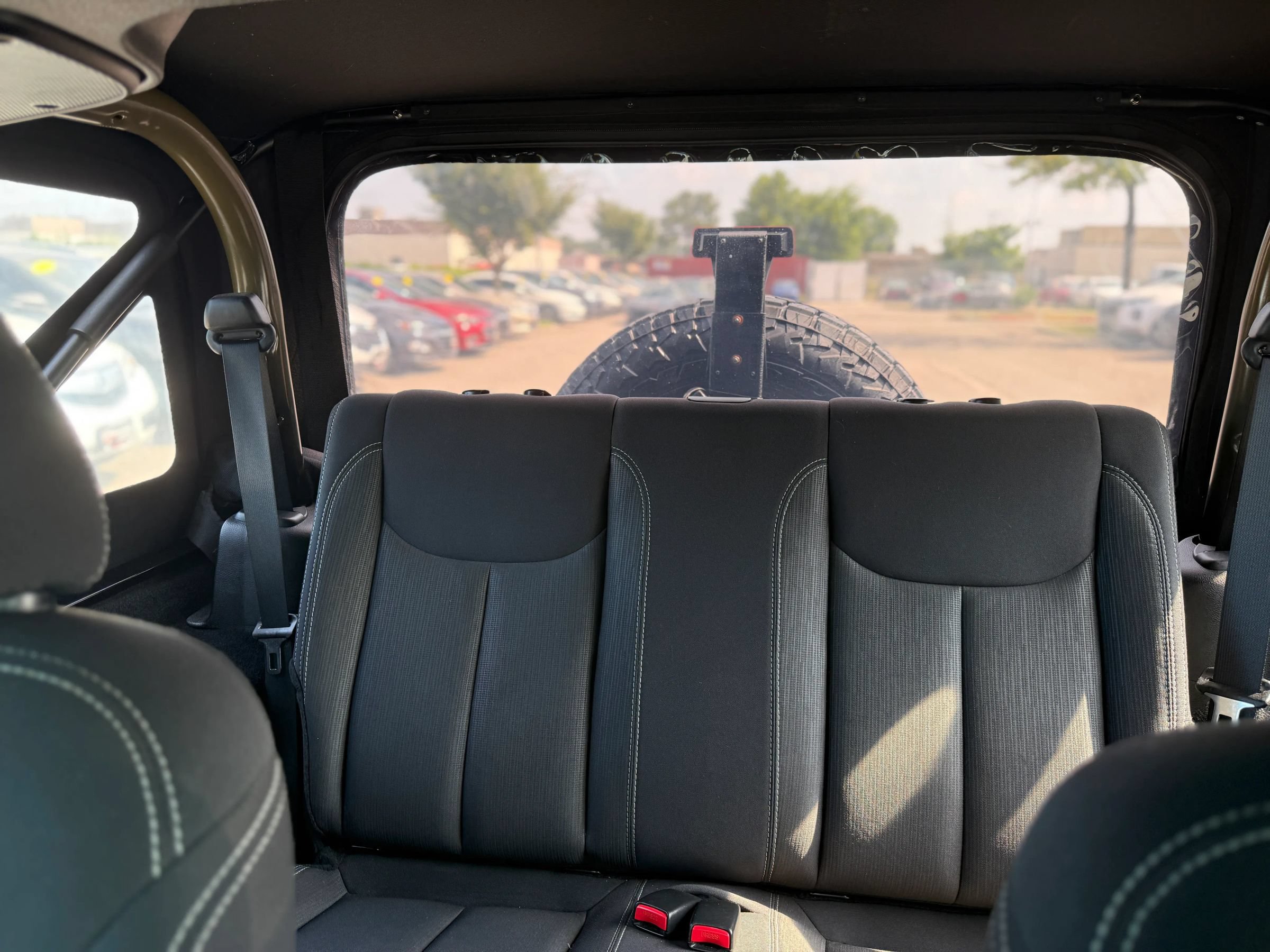 Used 2015 Jeep Wrangler Rubicon w/ Power Convenience Group AWD/4WD image 18