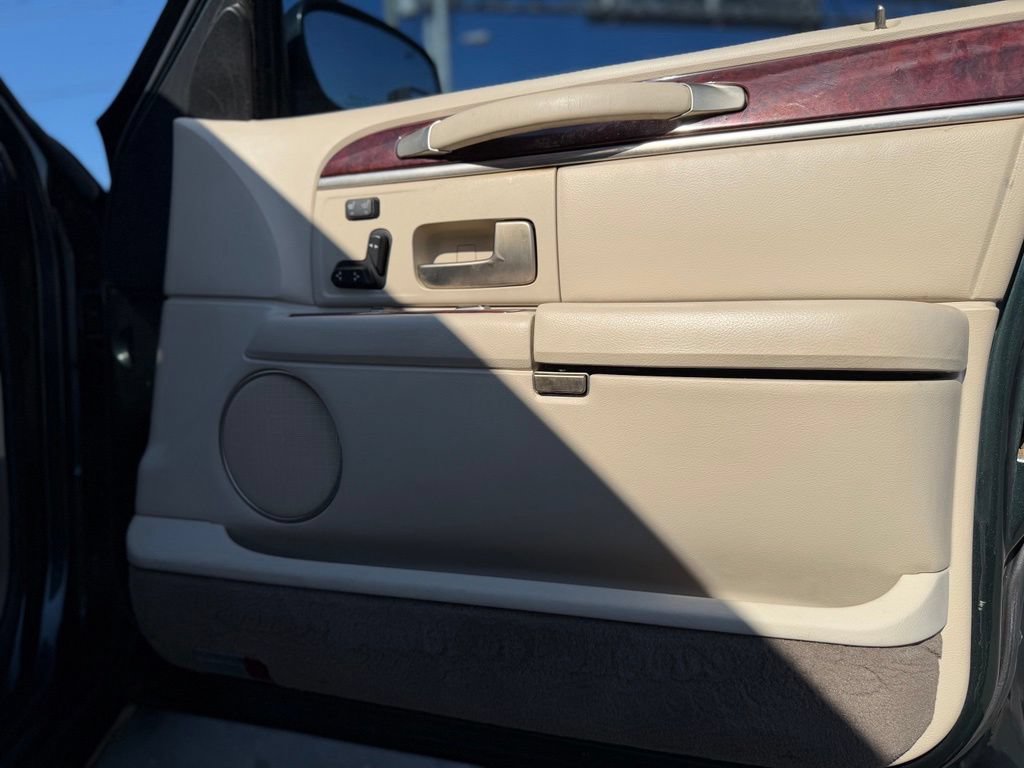 Used 2003 Lincoln Town Car Signature RWD image 14