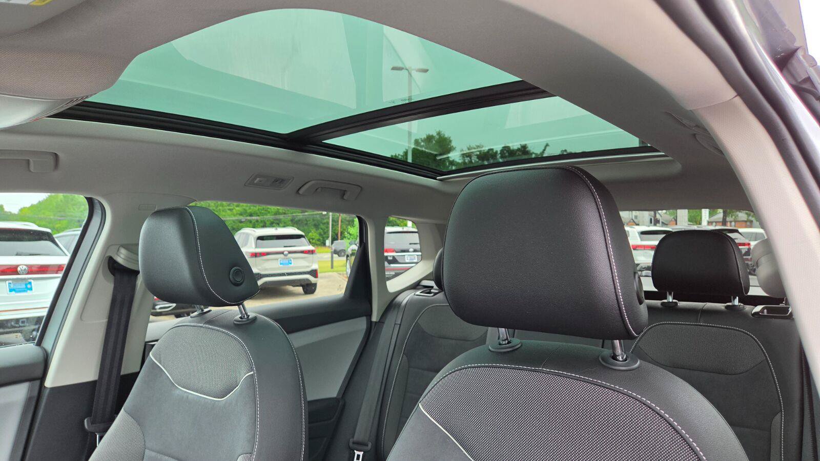 Used 2023 Volkswagen Taos SE w/ Panoramic Sunroof Package FWD image 36