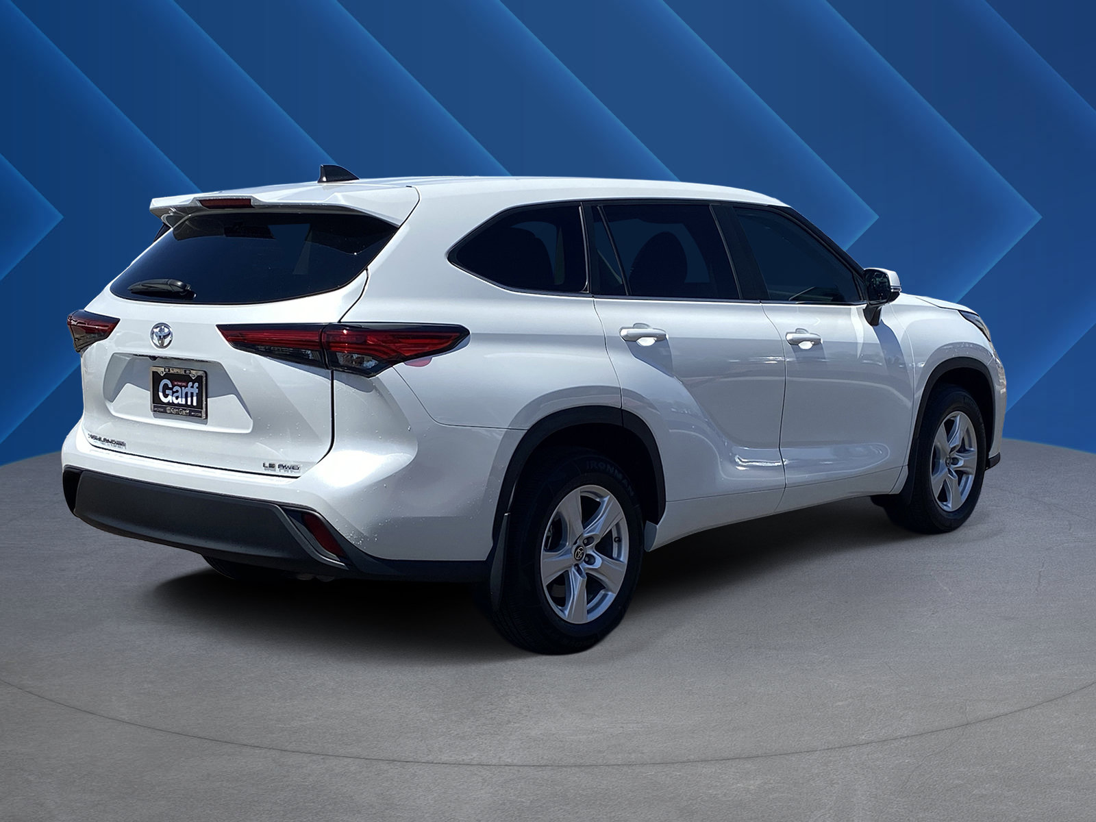 Used 2023 Toyota Highlander LE AWD/4WD image 3