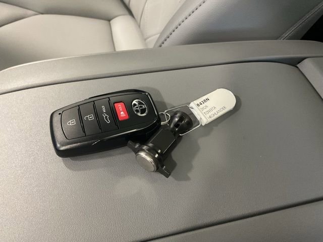 Used 2026 Toyota Highlander Platinum image 23