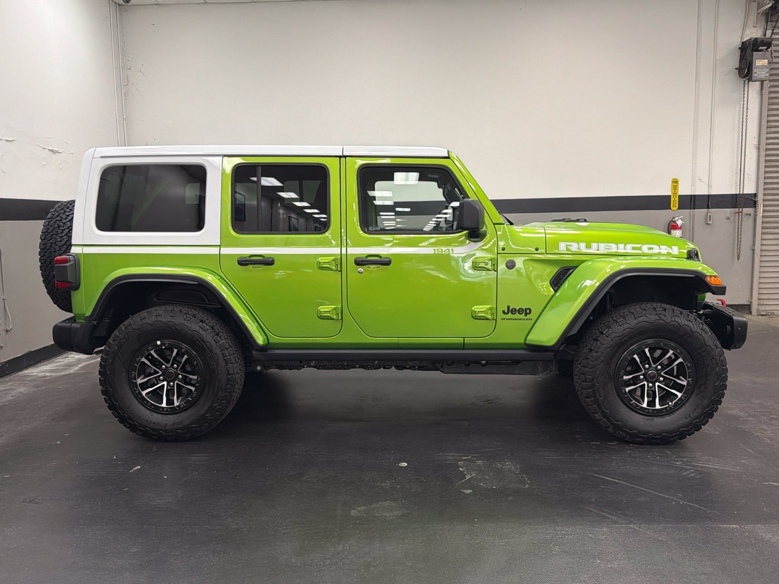 Used 2026 Jeep Wrangler Unlimited Rubicon AWD/4WD image 3