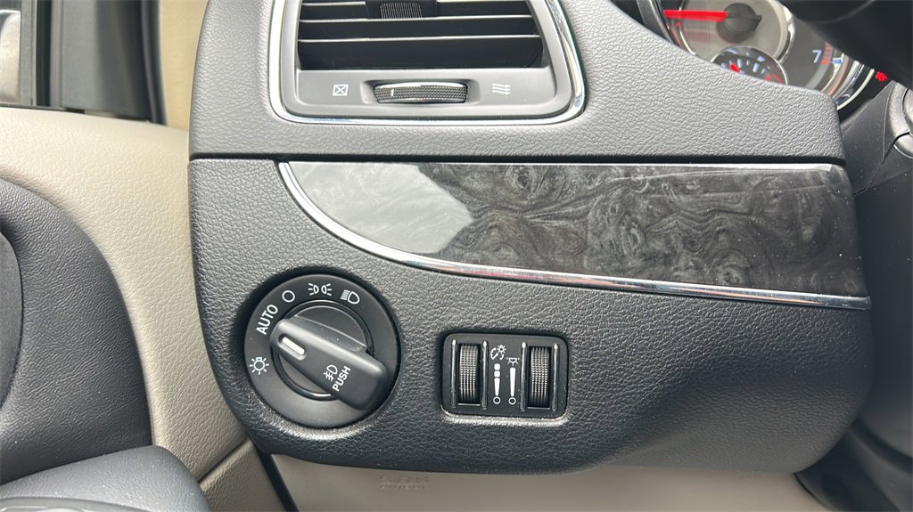 Used 2014 Chrysler Town & Country Touring image 28