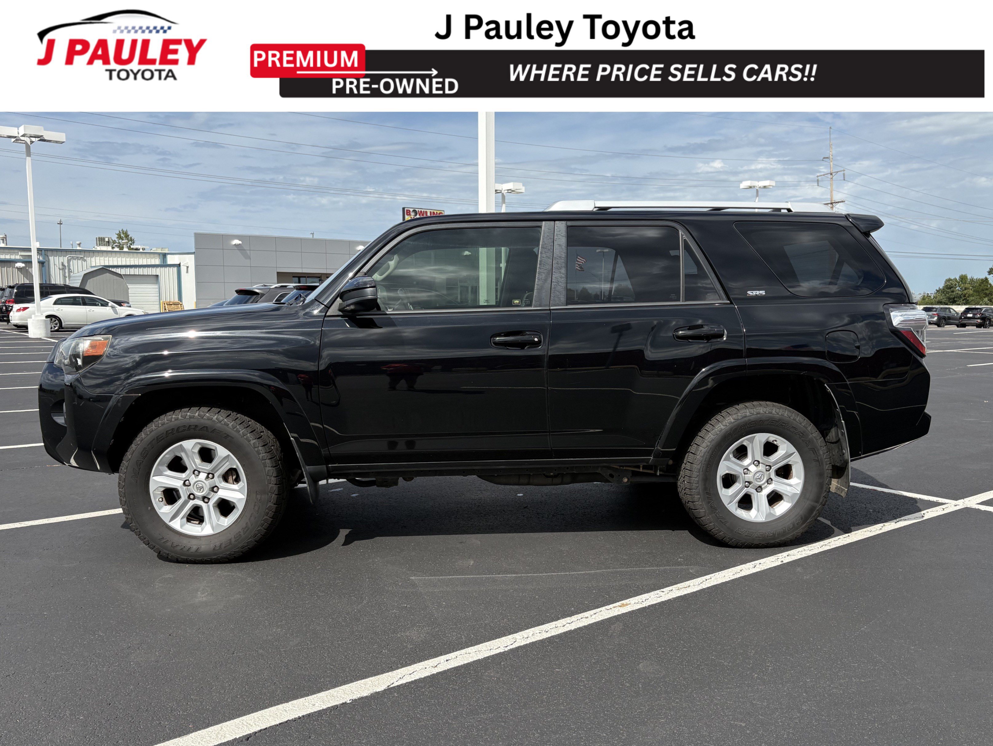 Used 2017 Toyota 4Runner SR5 AWD/4WD image 2