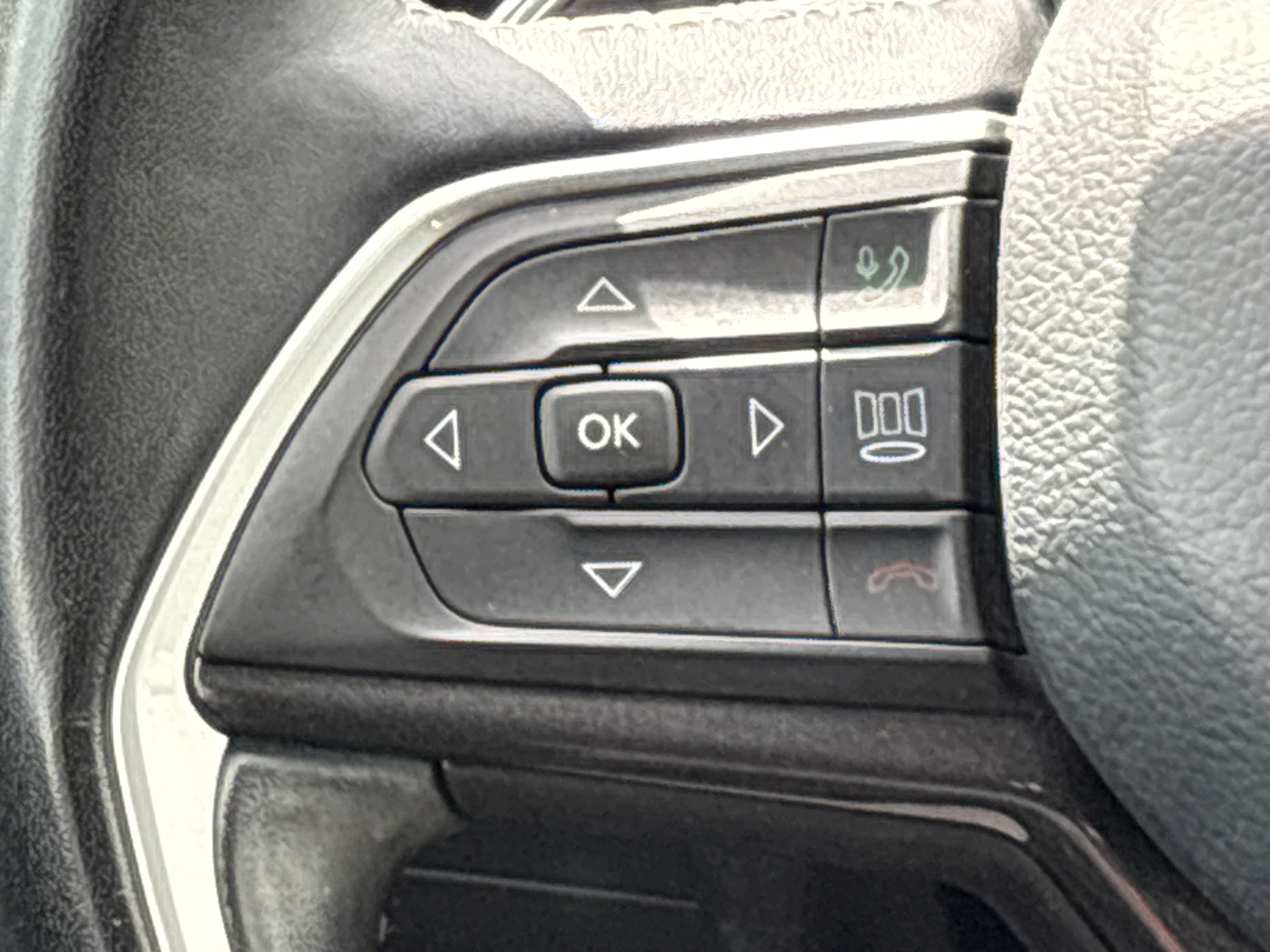 Used 2021 Jeep Grand Cherokee L Laredo w/ Luxury Tech Group I RWD image 22