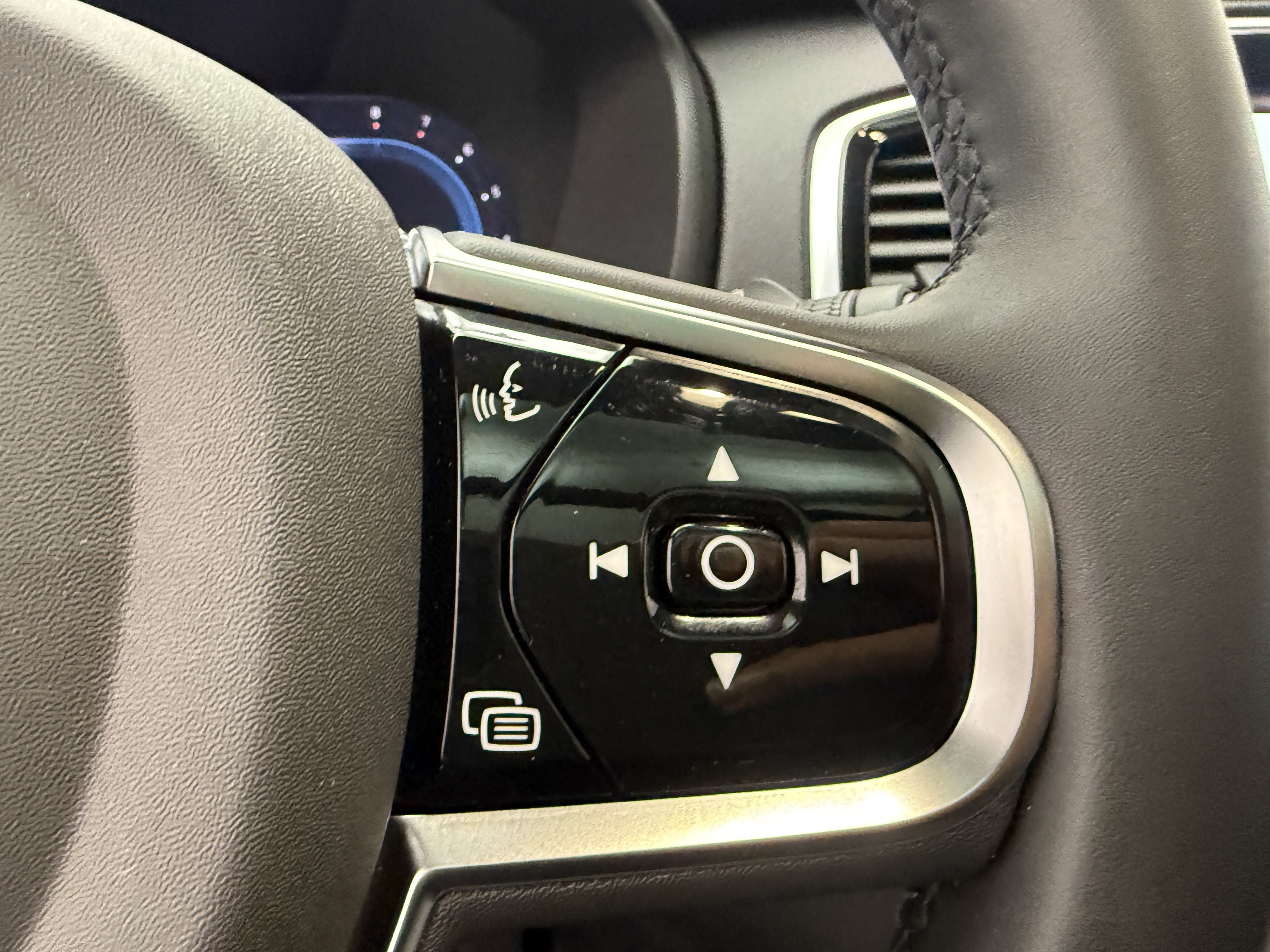 Certified 2024 Volvo XC90 B6 Ultimate w/ Protection Package Premier image 17