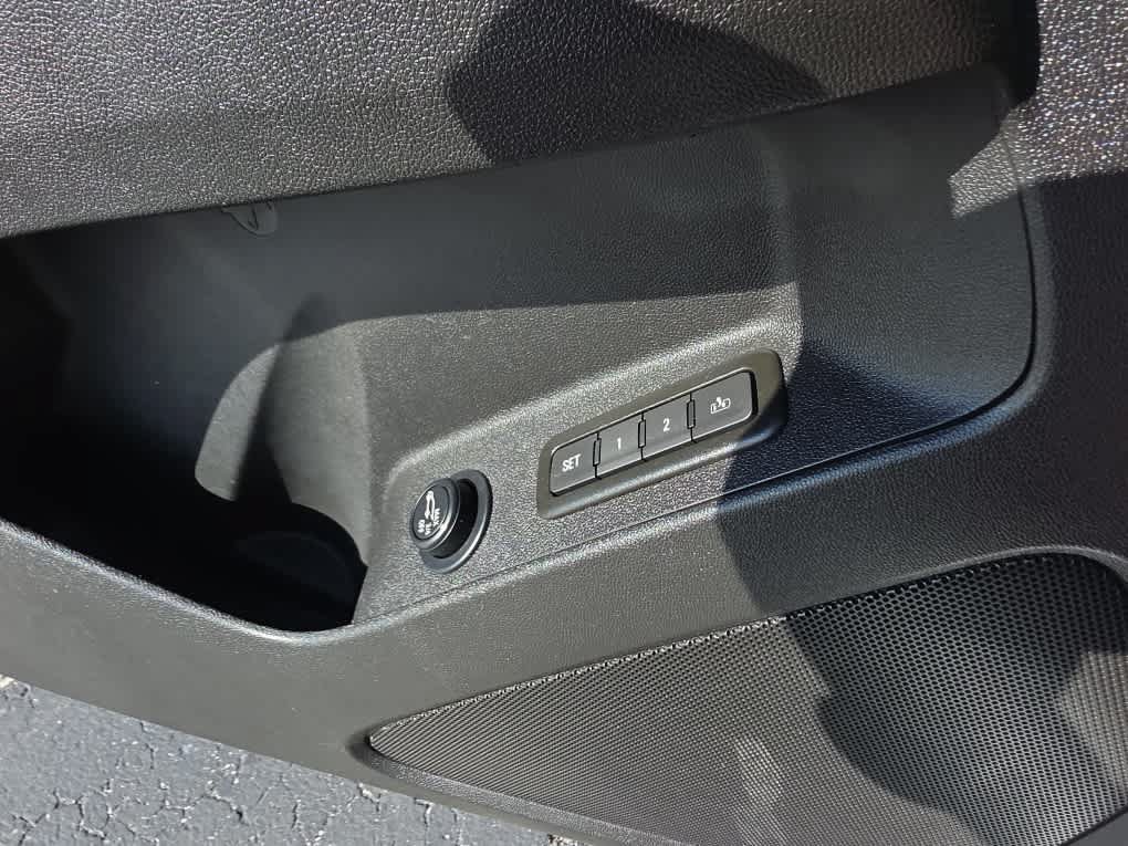Used 2023 Chevrolet Equinox Premier AWD/4WD image 34