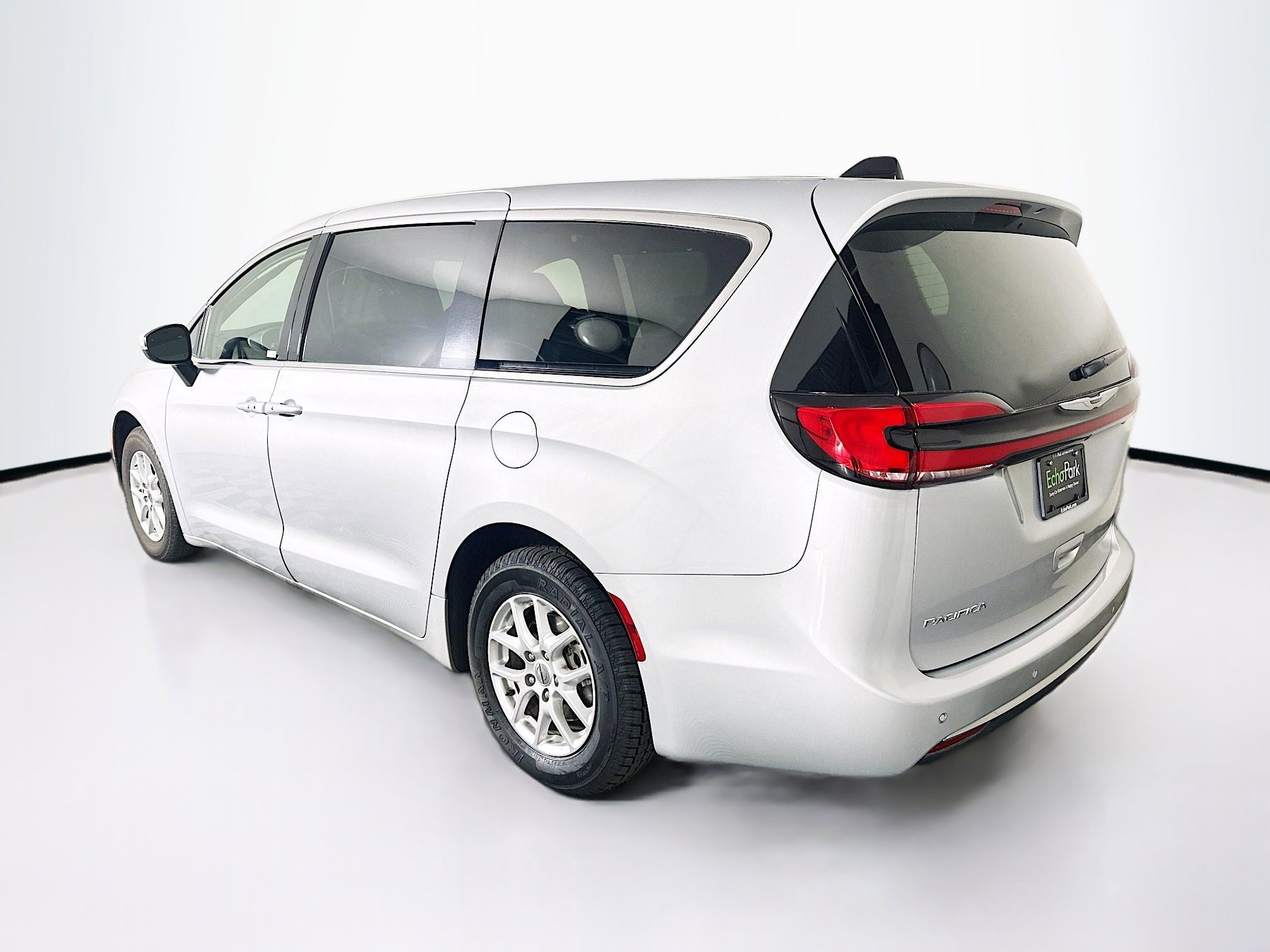 Used 2023 Chrysler Pacifica Touring-L image 5