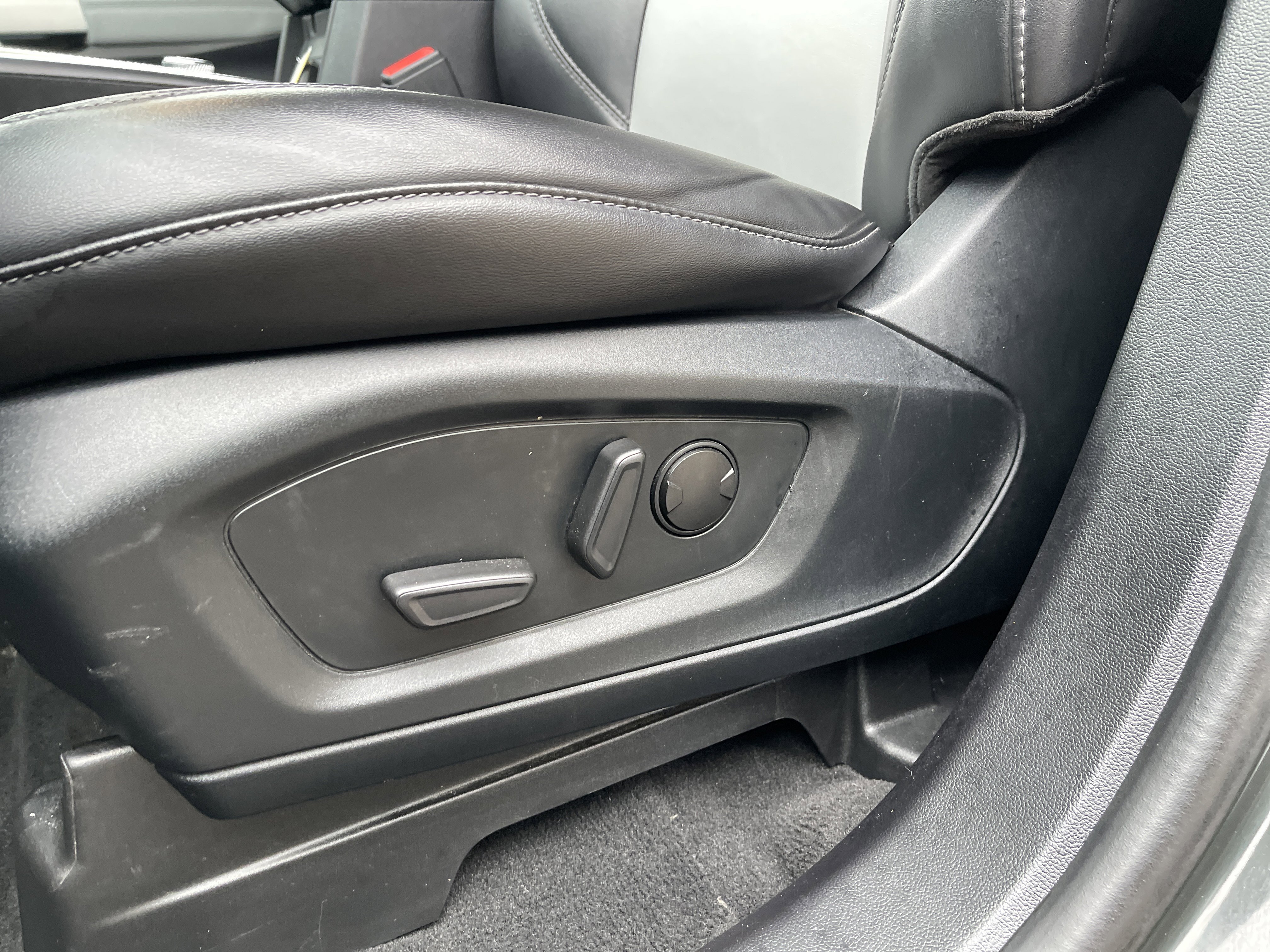 Used 2022 Ford Explorer XLT w/ Equipment Group 202A AWD/4WD image 14