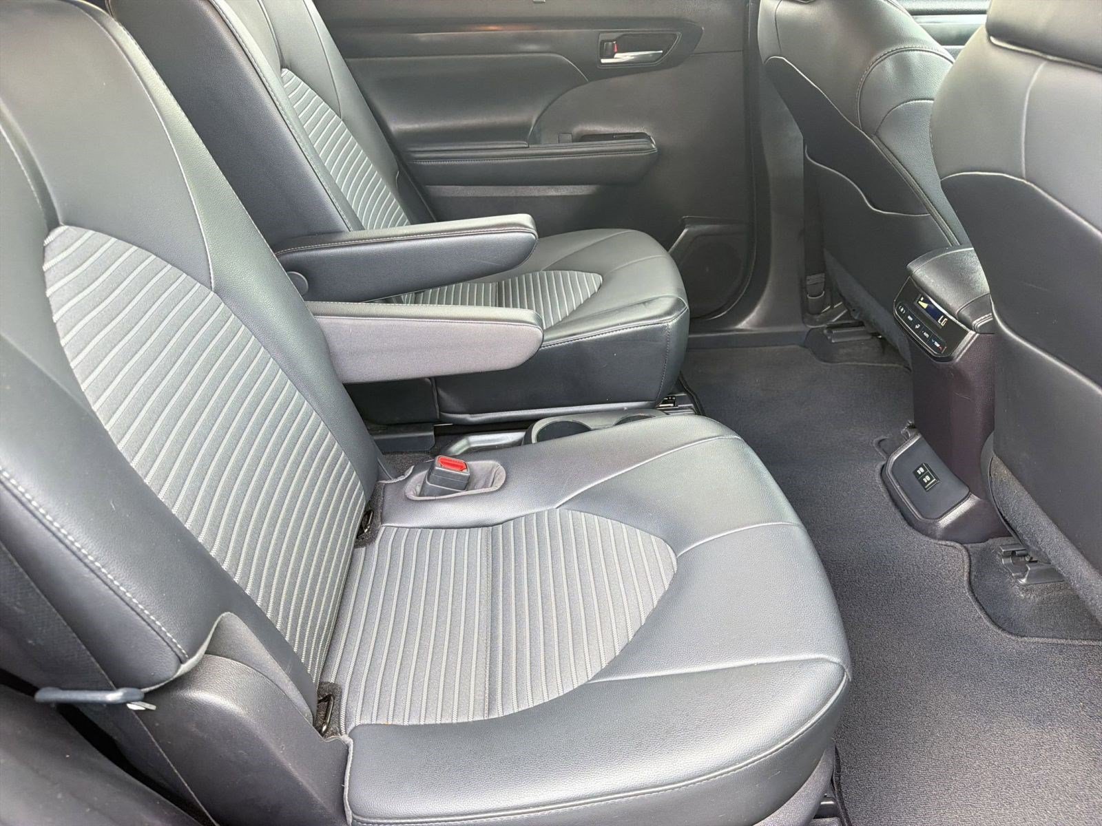 Used 2021 Toyota Highlander XSE FWD image 28