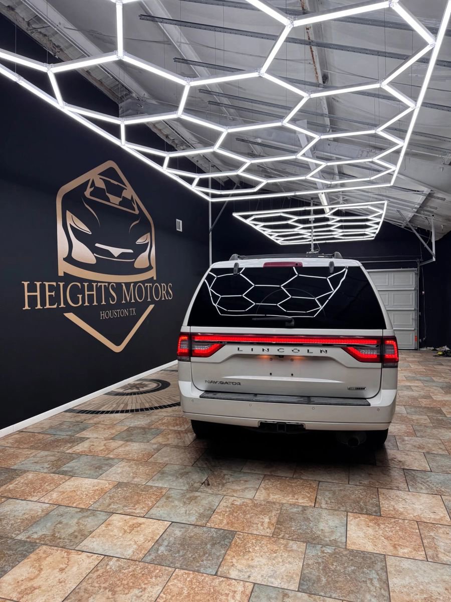 Used 2016 Lincoln Navigator Select RWD image 3