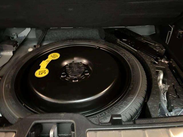 Used 2025 Volvo XC40 B5 Plus image 86