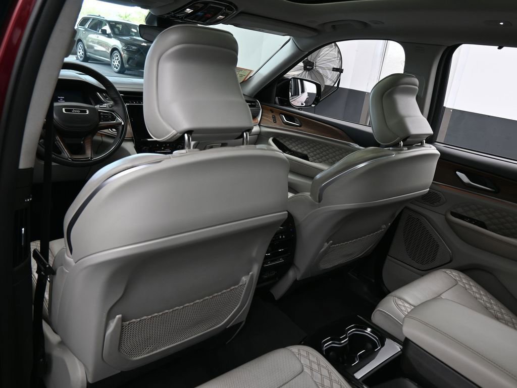 Used 2023 Jeep Grand Cherokee L Summit w/ Luxury Tech Group V image 39