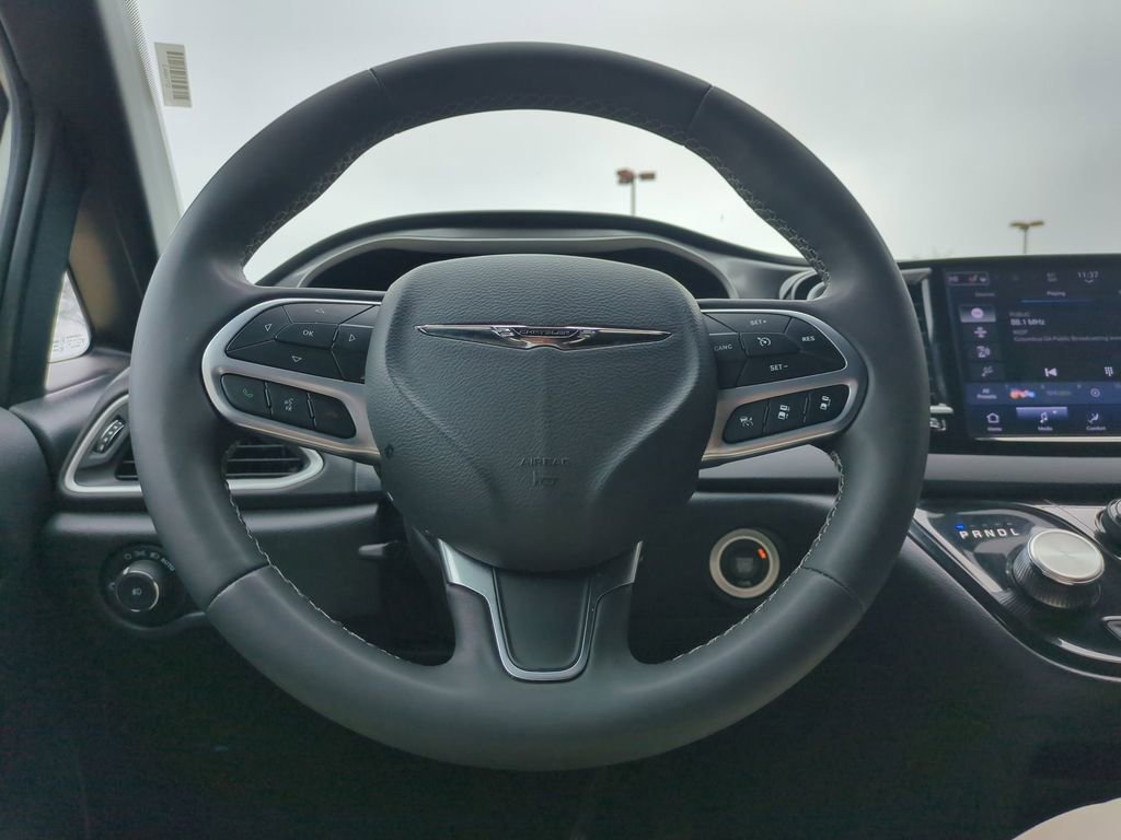Used 2025 Chrysler Pacifica Select image 22