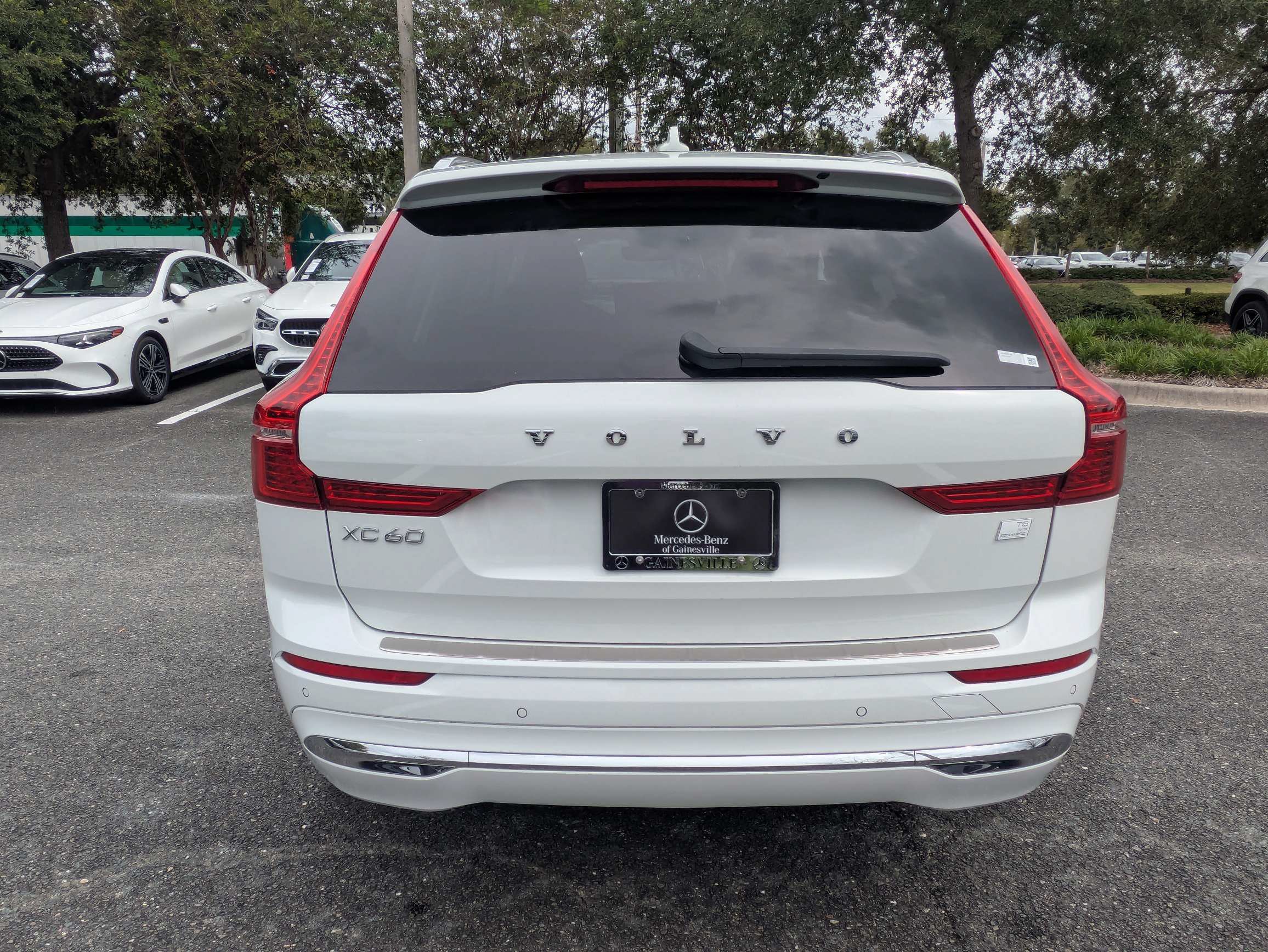 Used 2022 Volvo XC60 T8 Inscription Expression w/ Advanced Package AWD/4WD image 4