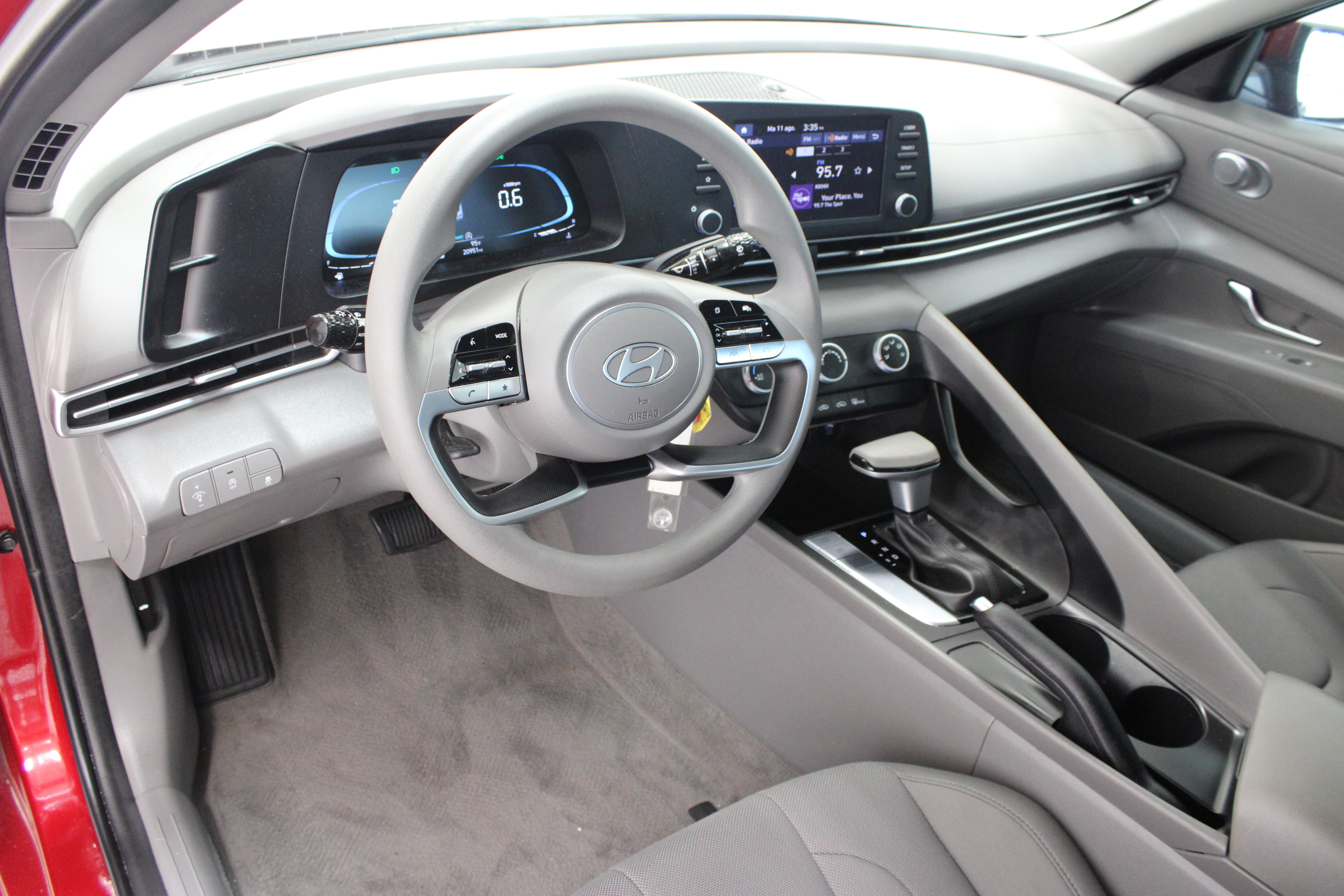 Used 2025 Hyundai Elantra SE FWD image 13