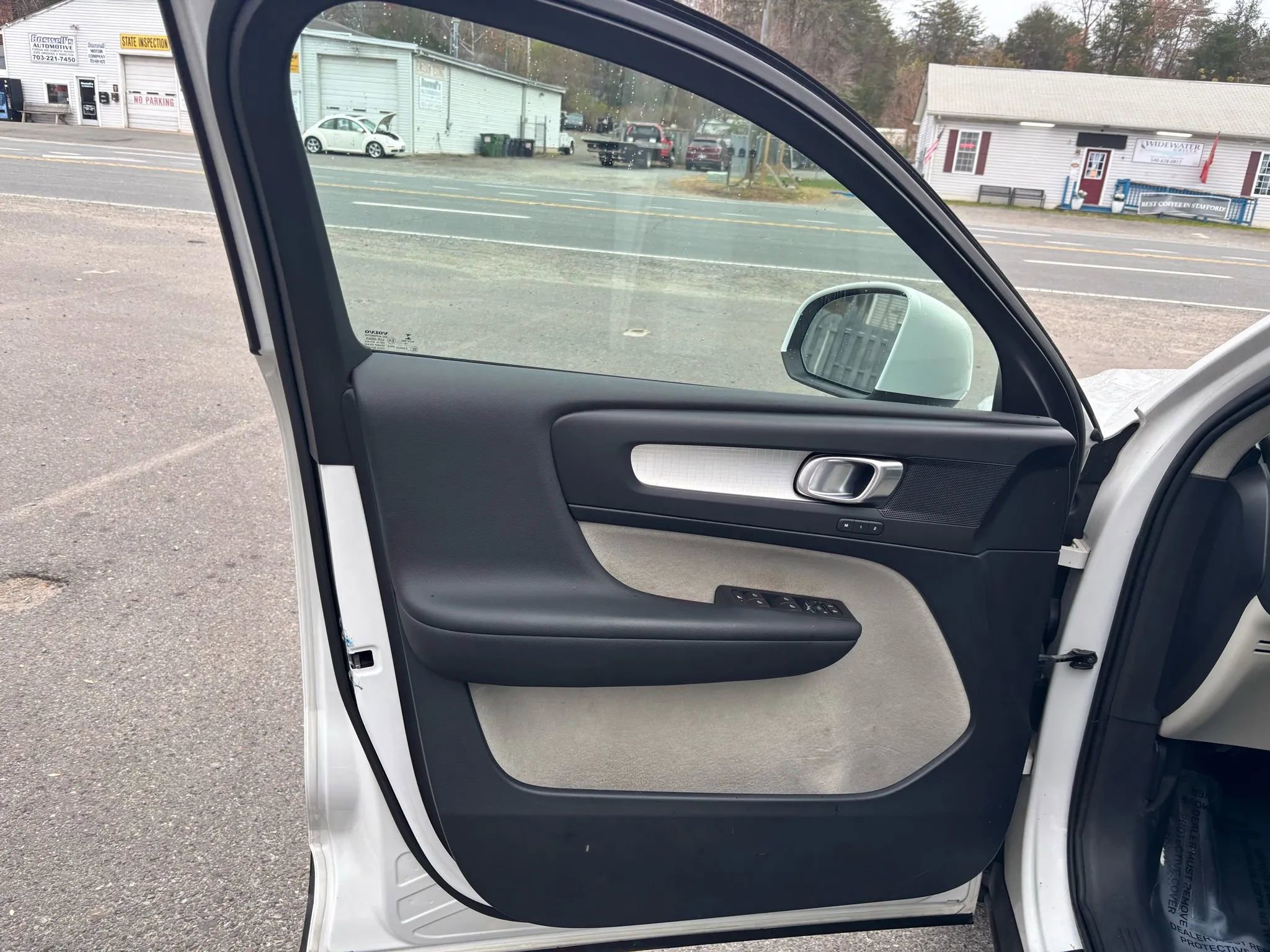 Used 2019 Volvo XC40 T5 Momentum image 21