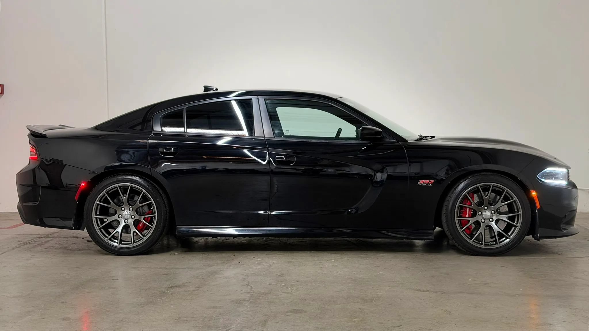 Used 2015 Dodge Charger SRT w/ Harman/Kardon Audio Group RWD image 4
