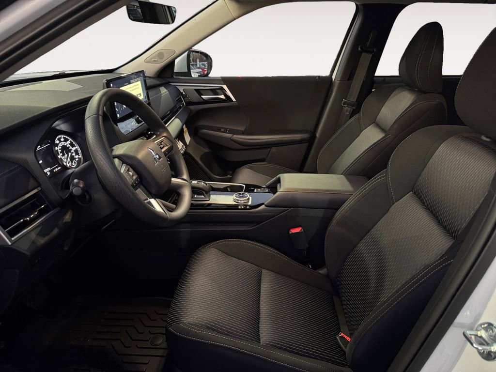 New 2026 Mitsubishi Outlander ES image 9