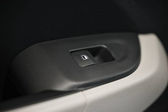Certified 2025 Hyundai Venue SEL FWD image 22