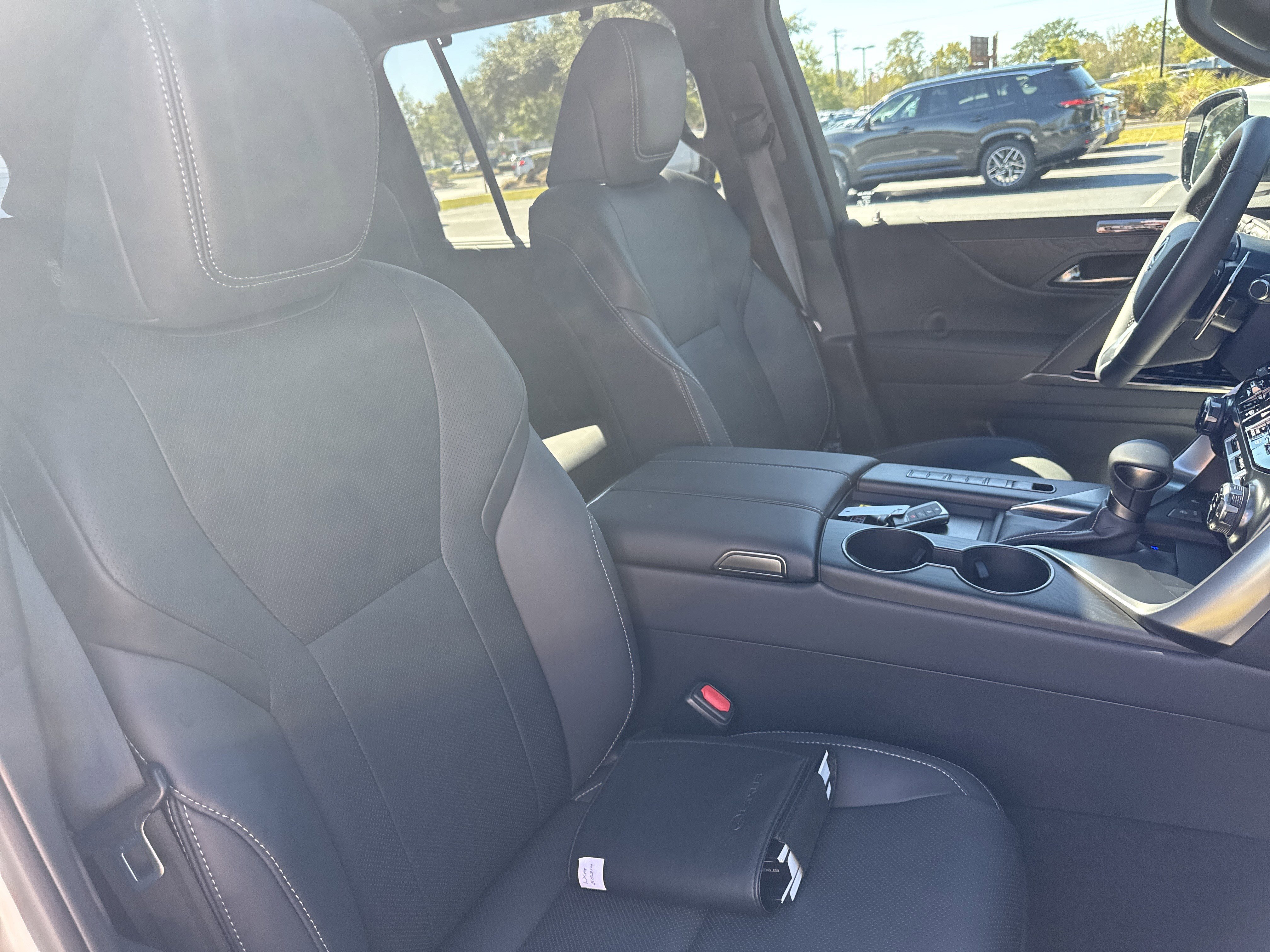 Used 2025 Lexus LX 600 4WD w/ Interior Upgrade Package image 33