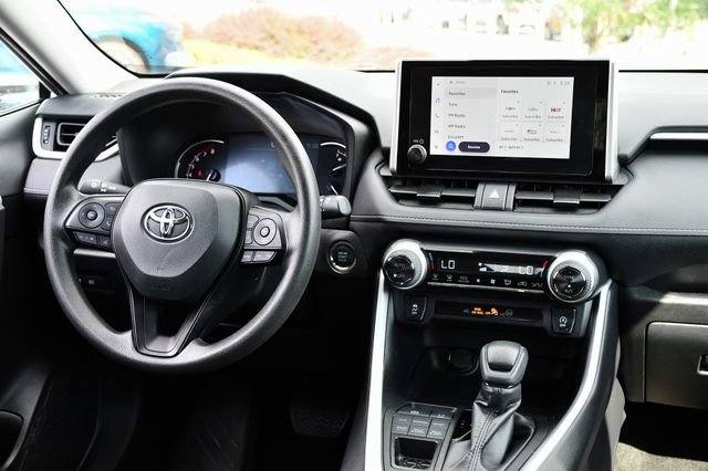 Used 2025 Toyota RAV4 XLE AWD/4WD image 2