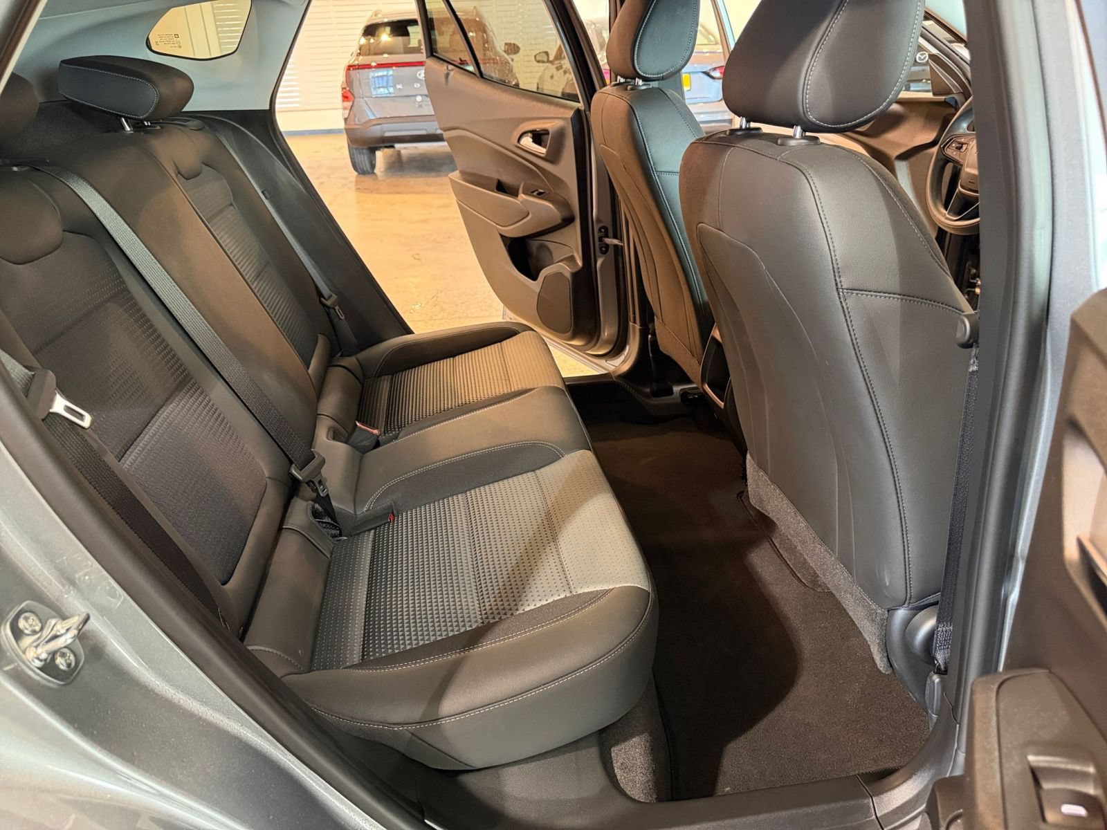 Used 2026 Chevrolet Trax LT FWD image 35