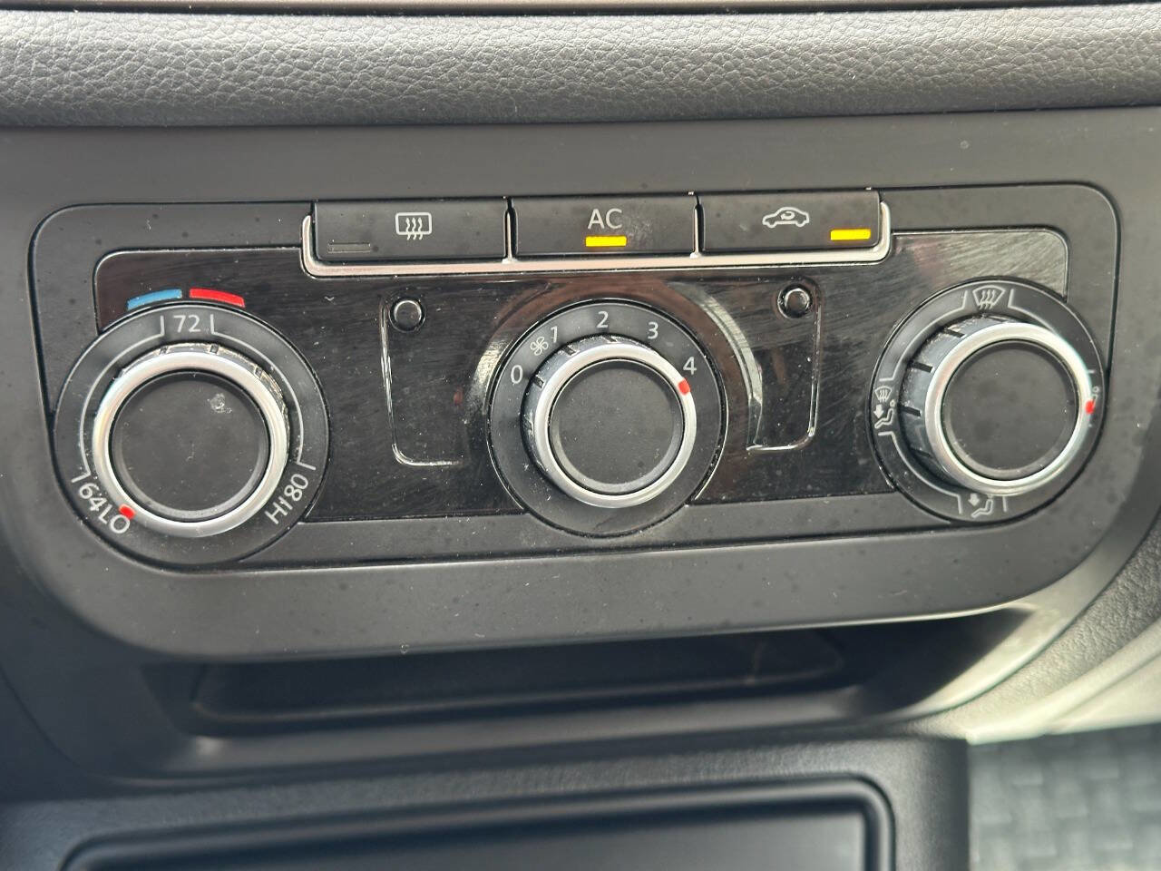 Used 2011 Volkswagen Tiguan SE image 33