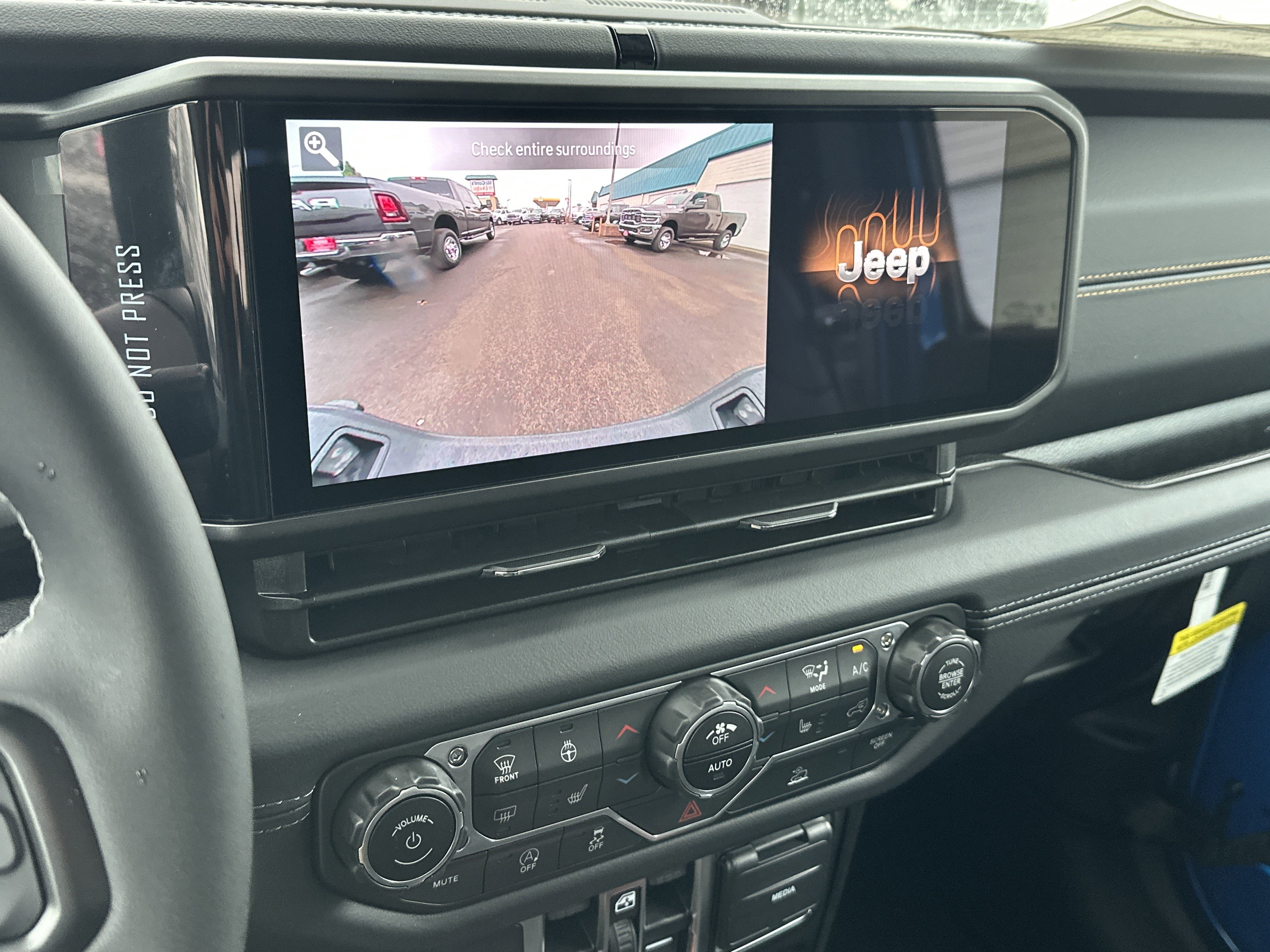 New 2025 Jeep Gladiator Sport image 22