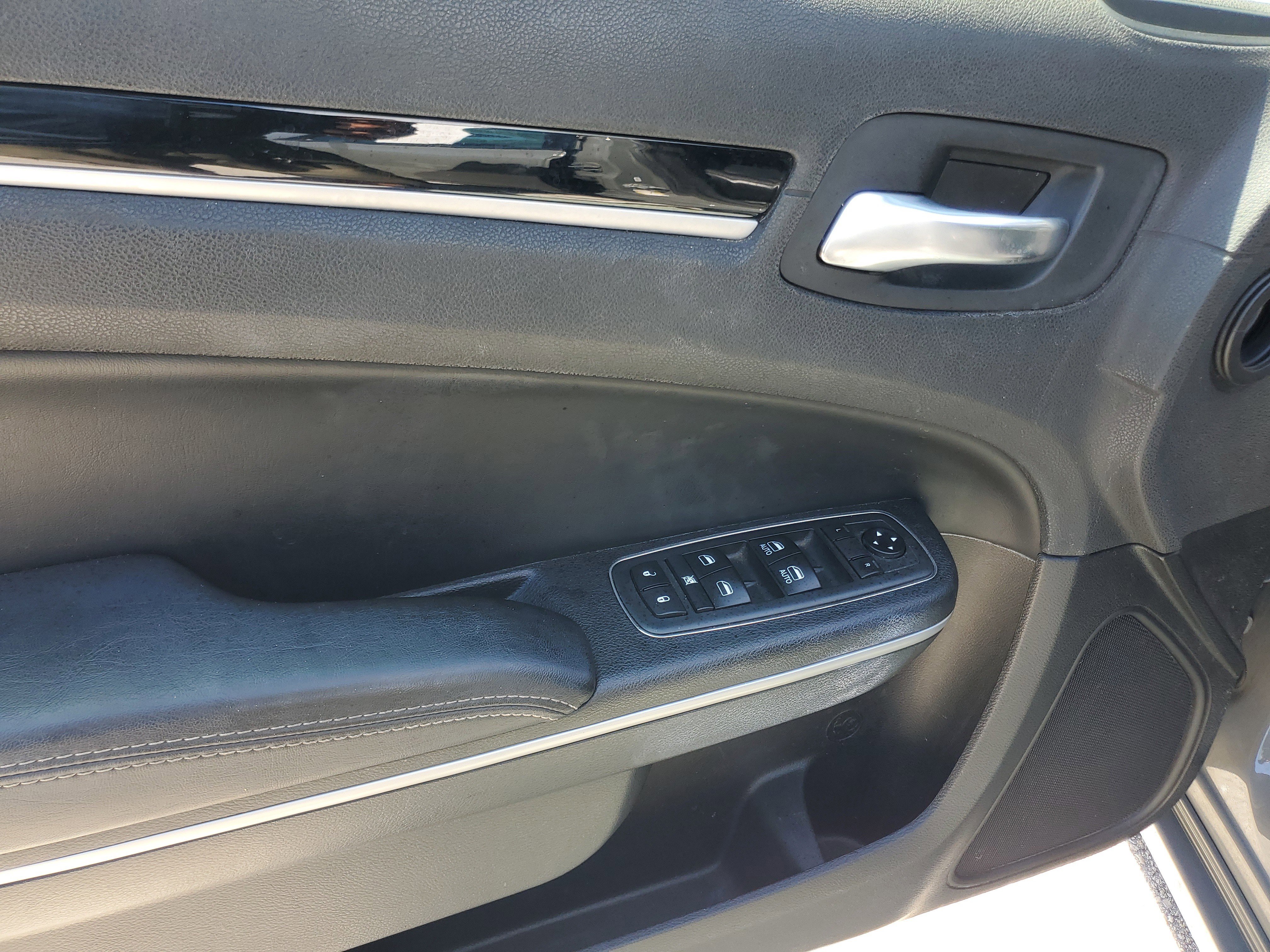 Used 2019 Chrysler 300 S image 17