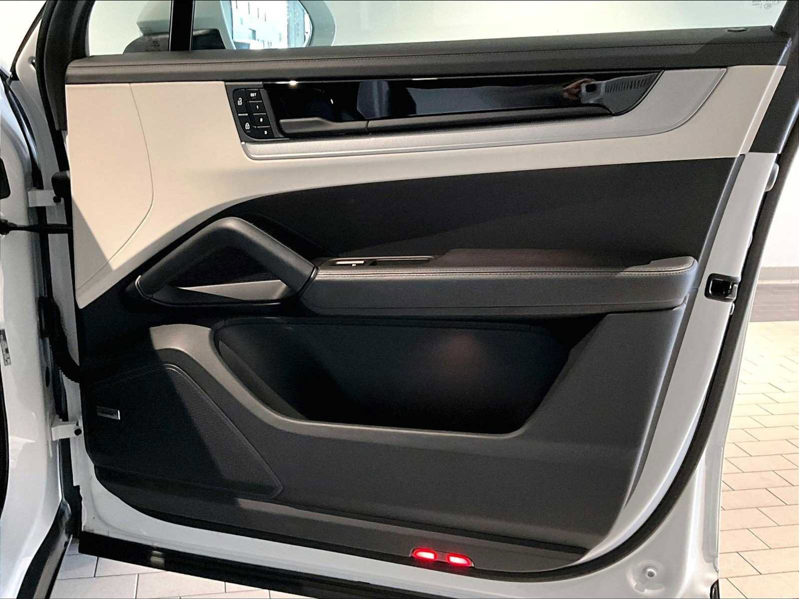 Used 2025 Porsche Cayenne image 27