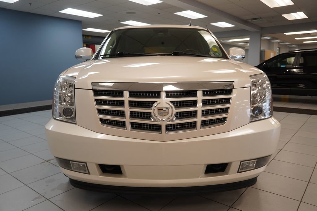 Used 2011 Cadillac Escalade Luxury image 16