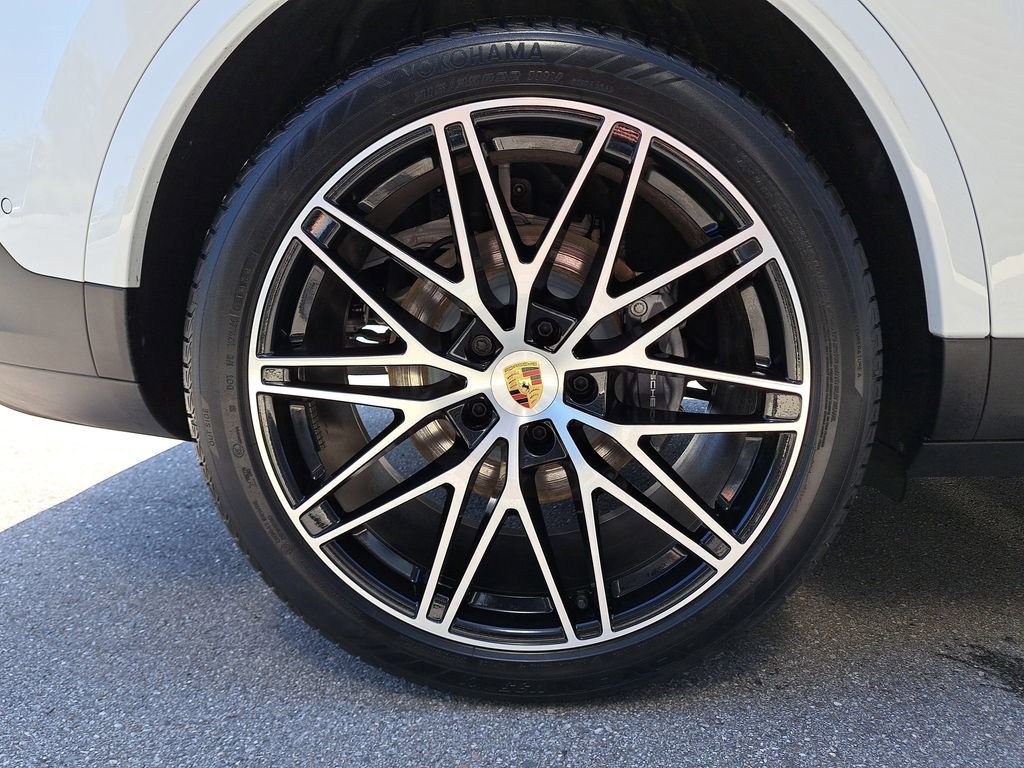Certified 2025 Porsche Cayenne Coupe image 13