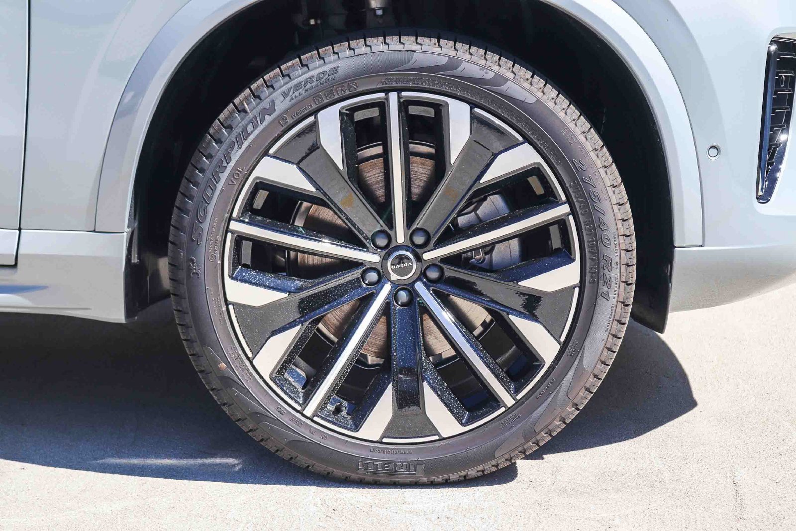 New 2027 Volvo XC90 B6 Plus AWD/4WD image 9