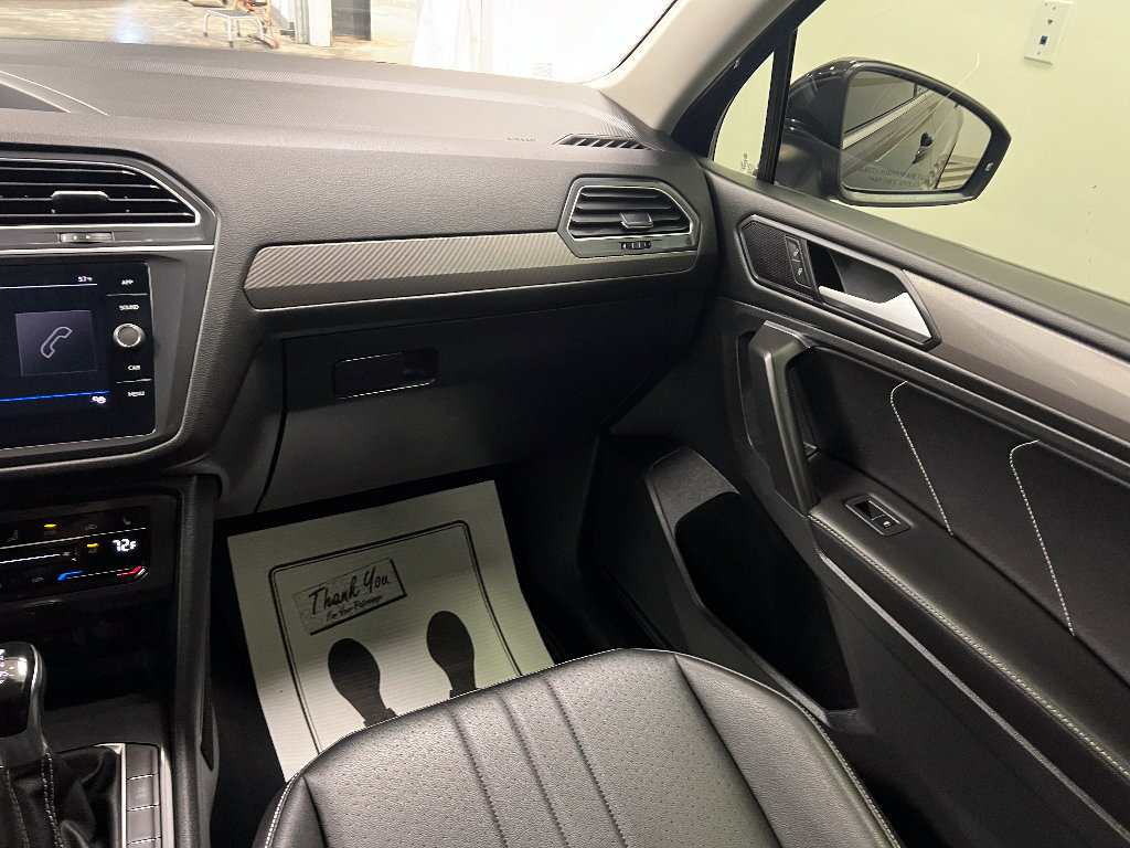 Used 2022 Volkswagen Tiguan SE w/ Panoramic Sunroof Package image 11